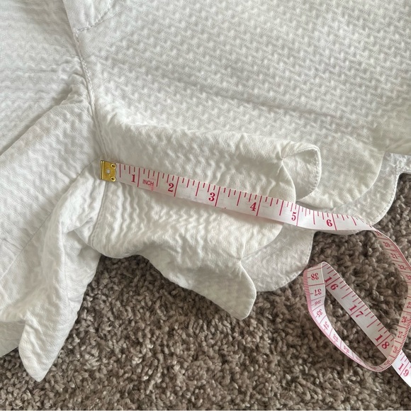 {Lilly Pulitzer} White Scalloped Buttercup Shorts - Picture 4 of 10